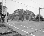 881219 Gezicht op de huizen Zonstraat 1 -hoger te Utrecht, vanaf de spoorwegovergang.